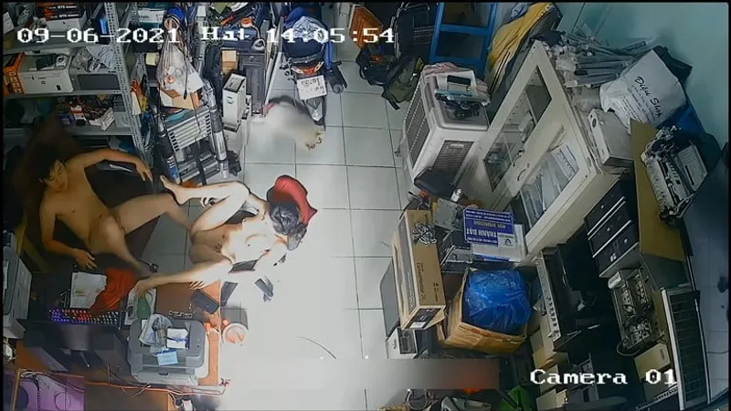 Bà xã người chồng nắc nhau trong của hàng máy tính