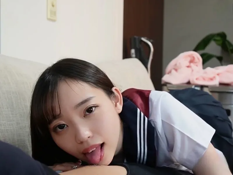 Nữ sinh ngây thơ bị tên ba cóc chọc dương vật giả vào lồn